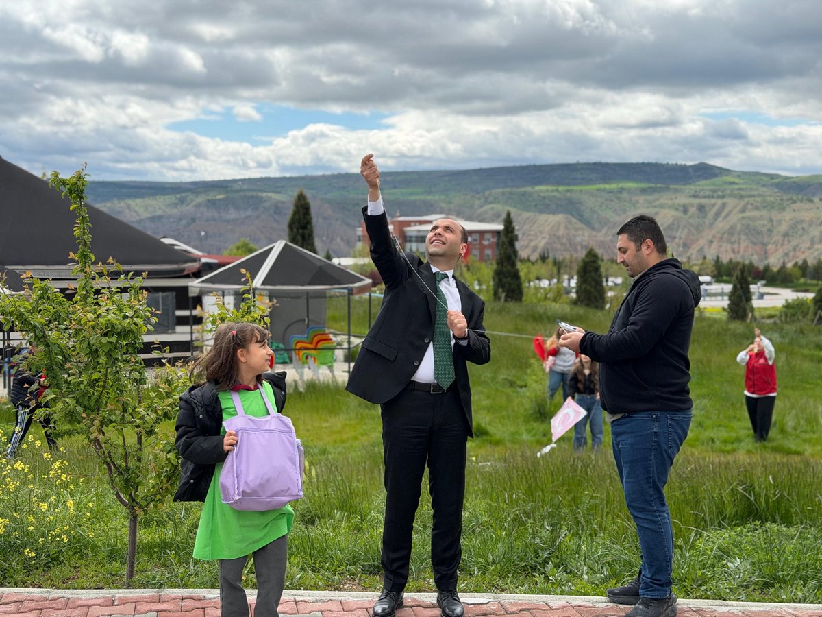 Korayerdogan18's tweet photo. 19 Mayıs Atatürk’ü Anma, Gençlik ve Spor Bayramı kapsamında, Genç Ofis tarafından Çankırı Karatekin Üniversitesi Uluyazı Kampüsü’nde düzenlenen Uçurtma Şenliğinde çocuklarımız ve gençlerimizle bir araya gelmekten büyük mutluluk duyduk. 

Bu güzel organizasyonda emeği geçen herkese ve katılım sağlayan tüm vatandaşlarımıza teşekkür ediyorum. 🇹🇷