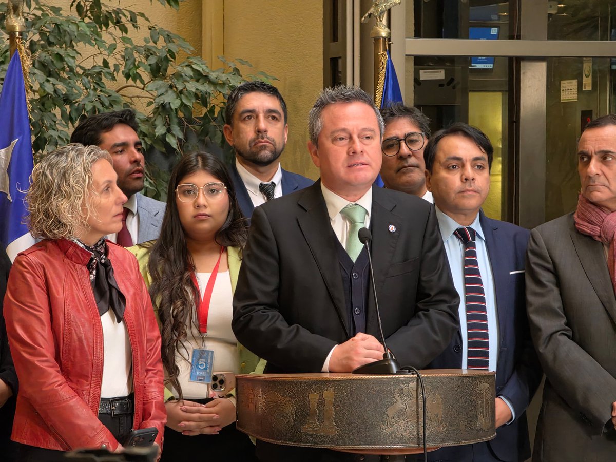 DiputadosDC's tweet photo. Bancada de Diputados y Diputada DC e independientes anunció que por UNANIMIDAD acordaron votar EN CONTRA la IDEA DE LEGISLAR del proyecto de Reconstrucción del gobierno.

@alvaroortizv @jorgediazxv @hectorbarria @CamanoDiputado @PinillaDiputado @castillogerli @aguantesanluis @DiputadoJavier
@PDC_Chile