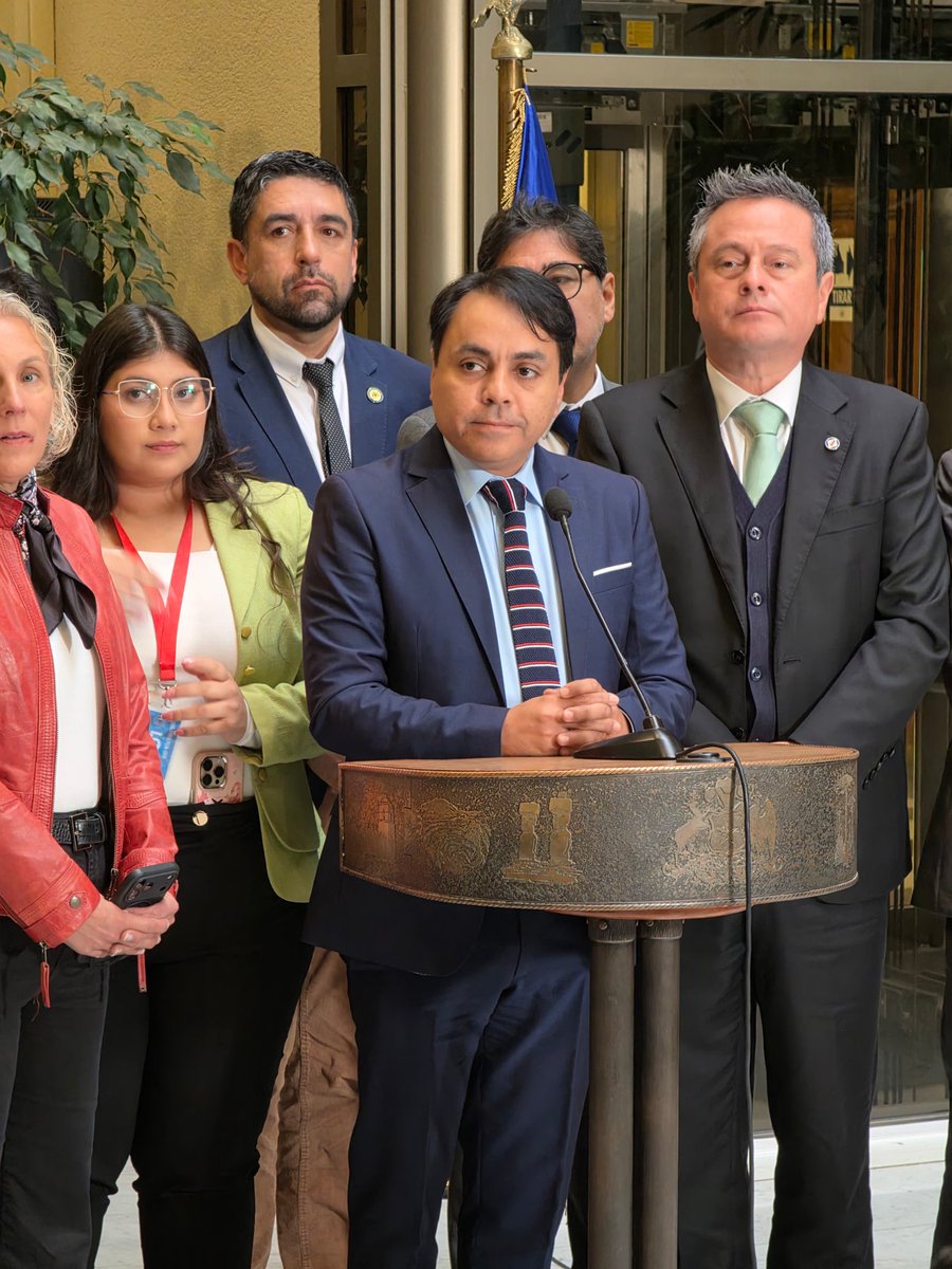 DiputadosDC's tweet photo. Bancada de Diputados y Diputada DC e independientes anunció que por UNANIMIDAD acordaron votar EN CONTRA la IDEA DE LEGISLAR del proyecto de Reconstrucción del gobierno.

@alvaroortizv @jorgediazxv @hectorbarria @CamanoDiputado @PinillaDiputado @castillogerli @aguantesanluis @DiputadoJavier
@PDC_Chile