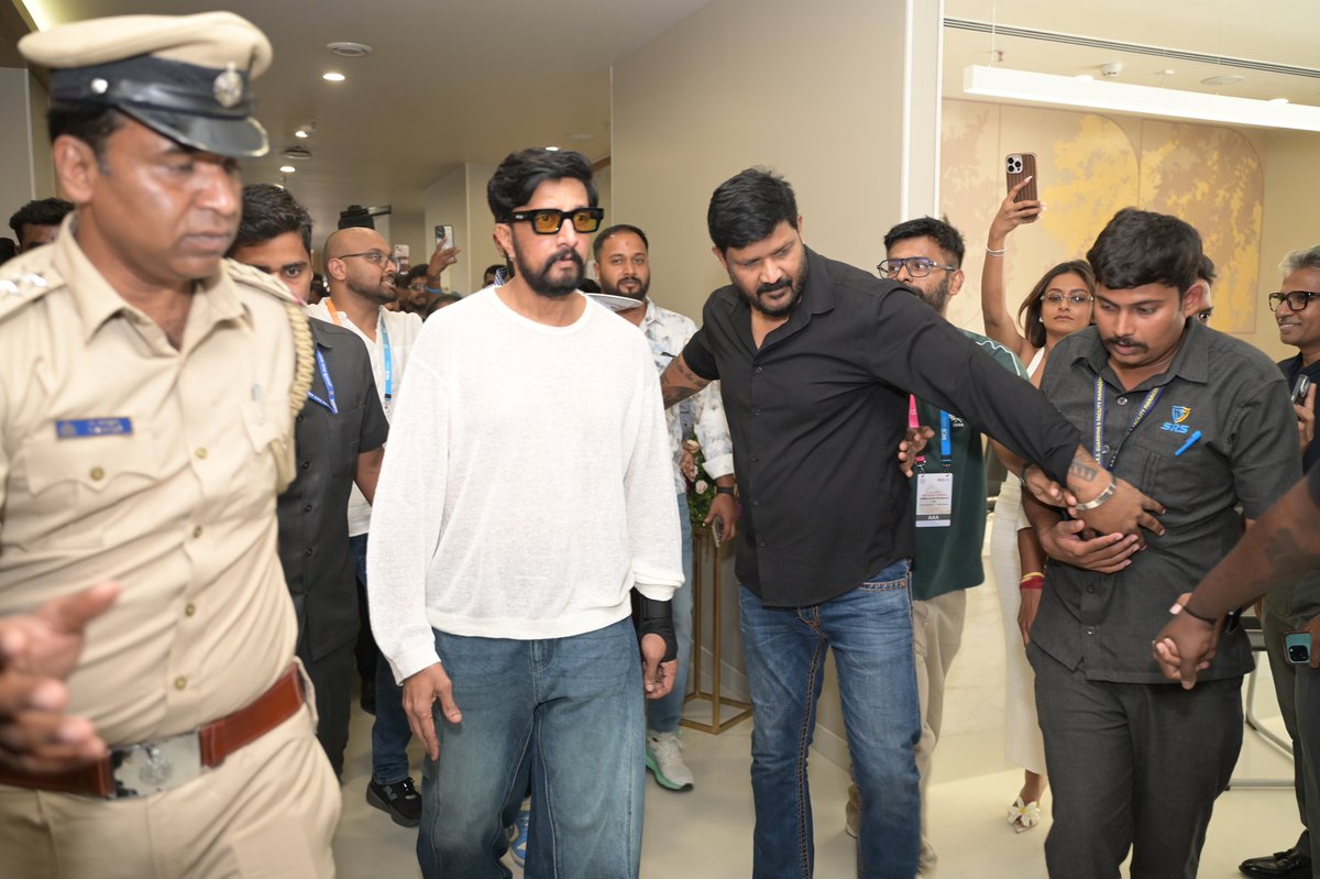 GLKSSS_Official's tweet photo. Exclusive Pictures.!📸🔥

Our Baadshah @KicchaSudeep Sir #HCG Cancer hospital inauguration Event.!🫶♥️

#KicchaSudeep @HCGHospitals
#BRBFirstBlood #KaalaBhairava🔱🚩 https://t.co/2ztotqCbLG