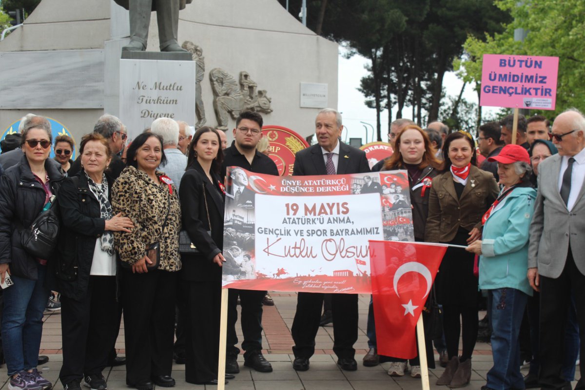 Ardacapar52's tweet photo. Gençlik ve Spor Bayramımız vesilesiyle gerçekleştirilen çelenk sunma törenimiz için Cumhuriyet Meydanı’ndaydık.
107 yıl evvel bugün Samsun’a çıkarak antiemperyalist Kurtuluş Savaşı’mızın fitilini ateşleyen Mustafa Kemal Atatürk’ü ve silah arkadaşlarını saygı ve özlemle anıyorum. https://t.co/Ikx79dM6lR
