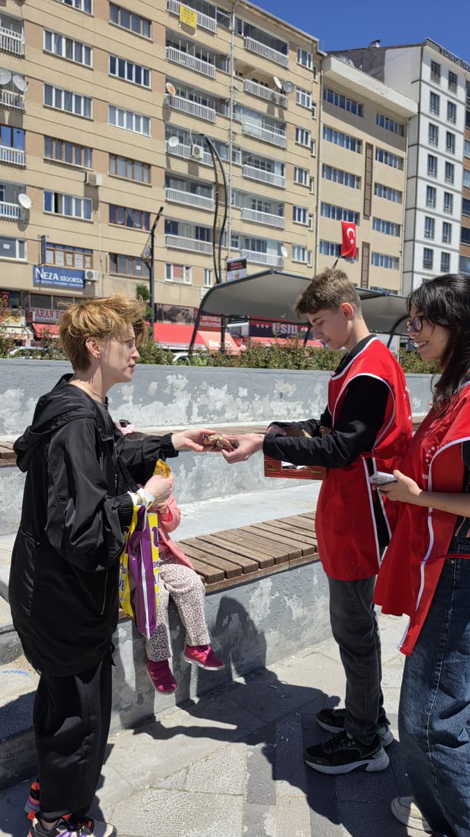 BtpElazig's tweet photo. Bugün Elazığ Cumhuriyet Meydanı’nda 19 Mayıs’ın coşkusunu hemşehrilerimizle birlikte yaşadık. 🇹🇷

Standımıza uğrayıp sohbet eden, destek veren herkese gönülden teşekkür ediyoruz. 19 Mayıs Atatürk’ü Anma, Gençlik ve Spor Bayramı kutlu olsun! 

#19Mayıs1919 https://t.co/vIXyJTES87