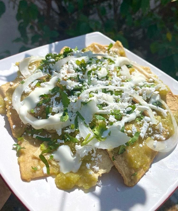 VoidR_Acts's tweet photo. Buenos díasss!! Les traigo uno deliciosos chilaquiles verdes. 

Una disculpa por los mensajes que no se han respondido en la main, sus jefes andamos un poco ocupados. 

Díganme, ¿Qué quieren jugar hoy? soy toda ojos. https://t.co/9KaaoG8gg8