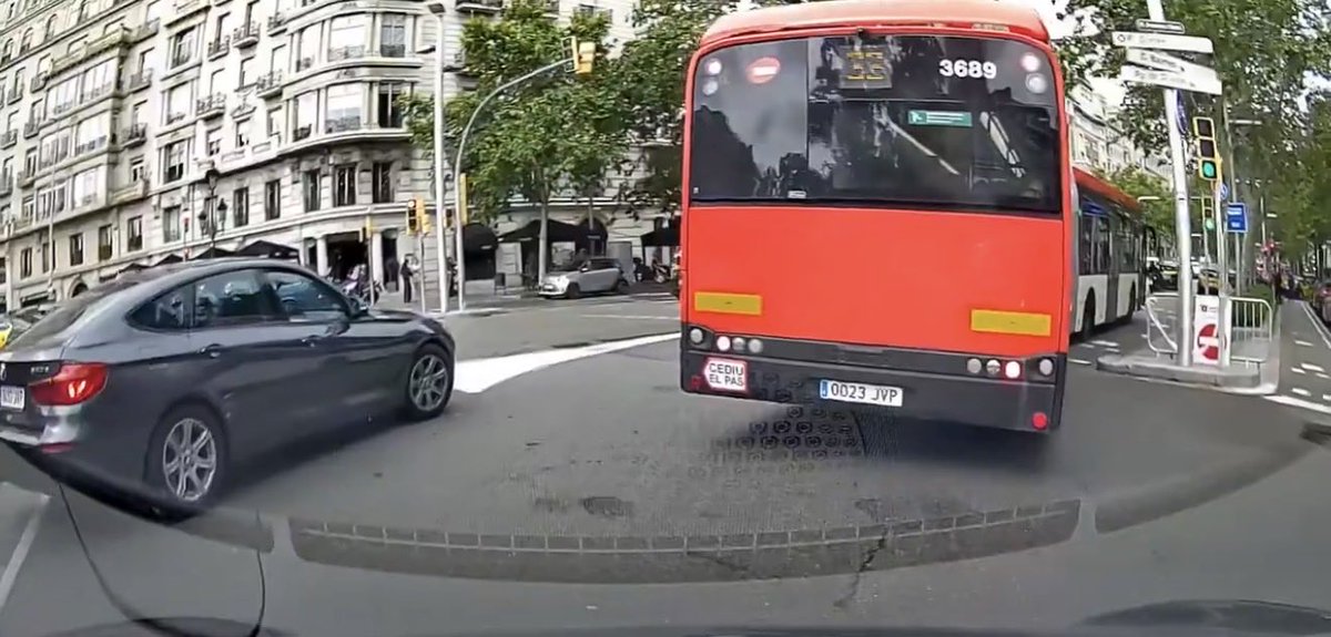 dvcpros's tweet photo. El bus es obre per agafar el seu carril i jo estic al carril correcte de gir. Els dos cotxes estan fora les línies de gir. Ben fàcil de veure no? https://t.co/RQKZKmuILf