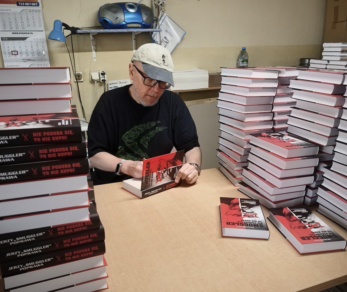 cdaction's tweet photo. Cytując Smugglera (na zdjęciu! TAK, TO NAPRAWDĘ ON): „Podpisywanie ksiazek jest męczące, ale i dające sporo satysfakcji."

📕 ZAMÓW KSIĄŻKĘ Jerzego „Smugglera/Mac Abry" Poprawy: https://t.co/chJNUl7e51

PS Poniekąd autobiografia SMG-a sprzedała się już w ponad 2000 egzemplarzy. Dziękujemy, jesteście najlepsi! 🫶