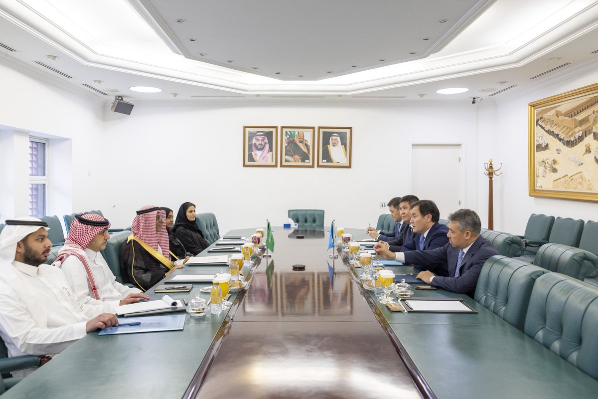 KSAMOFA's tweet photo. #الرياض | سعادة وكيل الوزارة للشؤون الدولية المتعددة والمشرف العام على وكالة الوزارة لشؤون الاقتصاد والتنمية الدكتور #عبدالرحمن_الرسي يستقبل نائب وزير خارجية جمهورية كازاخستان السيد علييك باقايف، والوفد المرافق له، ويستعرضان العلاقات الثنائية بين البلدين الشقيقين، وسبل تعزيزها وتطويرها في شتى المجالات، بالإضافة إلى مناقشة القضايا الإقليمية والدولية ذات الاهتمام المشترك.