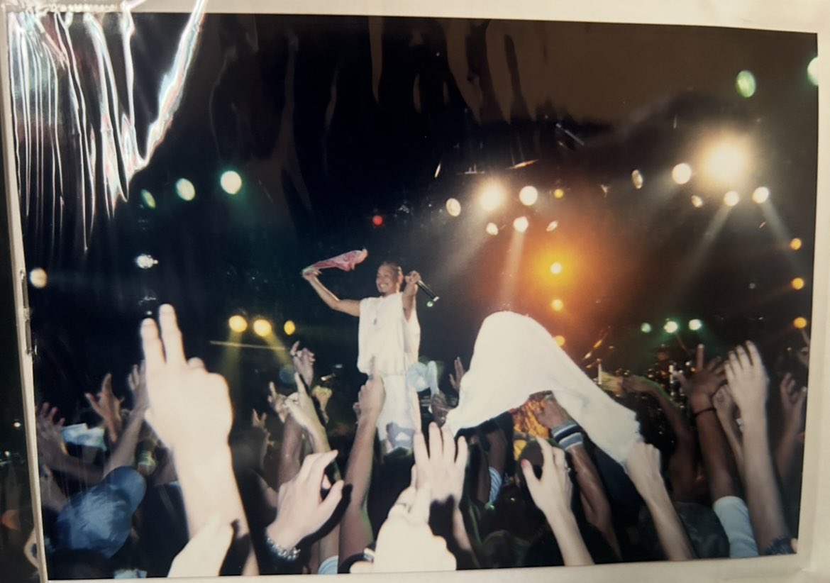 NUchibayashi's tweet photo. 高校生時代に熱狂した曲🔥
ステージ下までなんとか辿り着き、圧死をリアルに予感した大阪マザーホールでのハイエストマウンテン⛰️
あの時の神秘的な三木道三さんを忘れられない‼️ https://t.co/4VgkaNtJwe