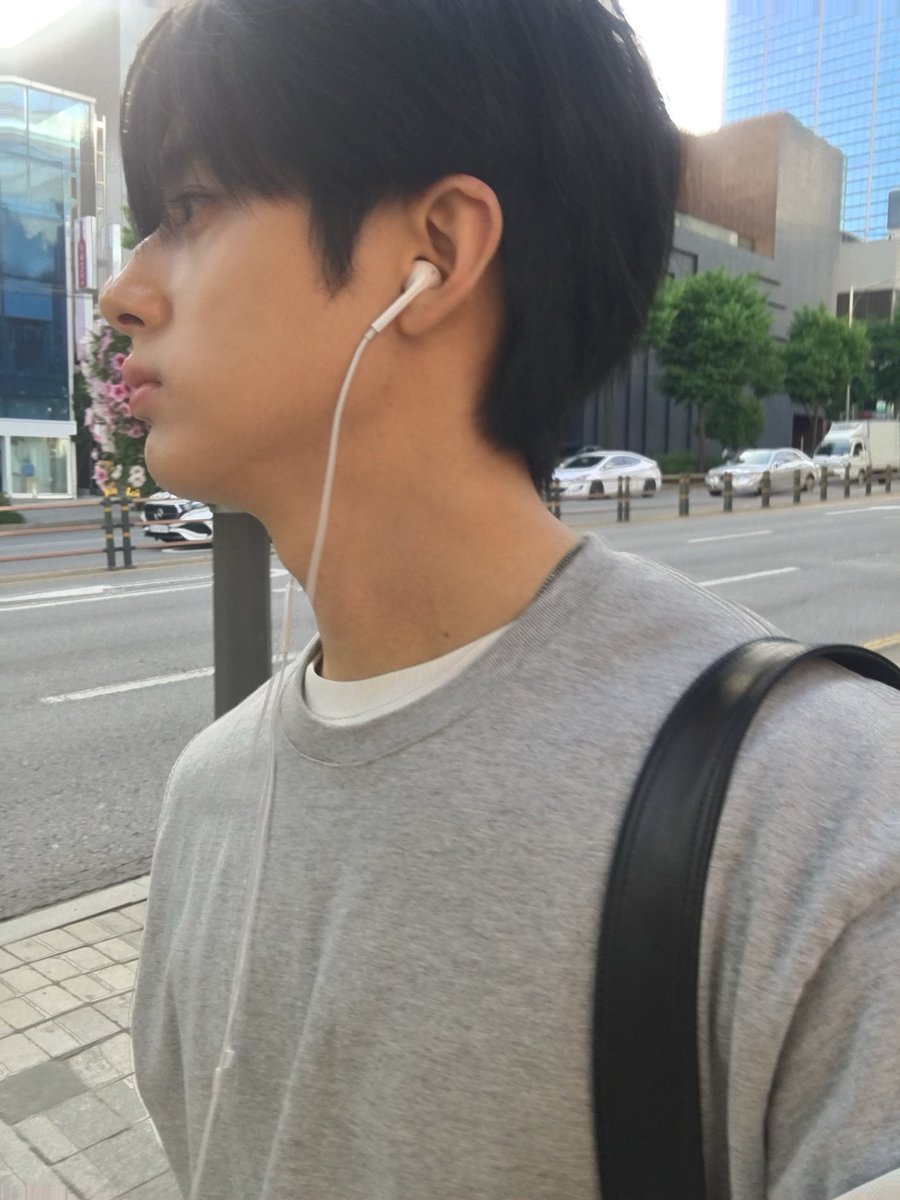 O3_Suno's tweet photo. 줄이어폰 느좋 https://t.co/ZccqLjB5uB