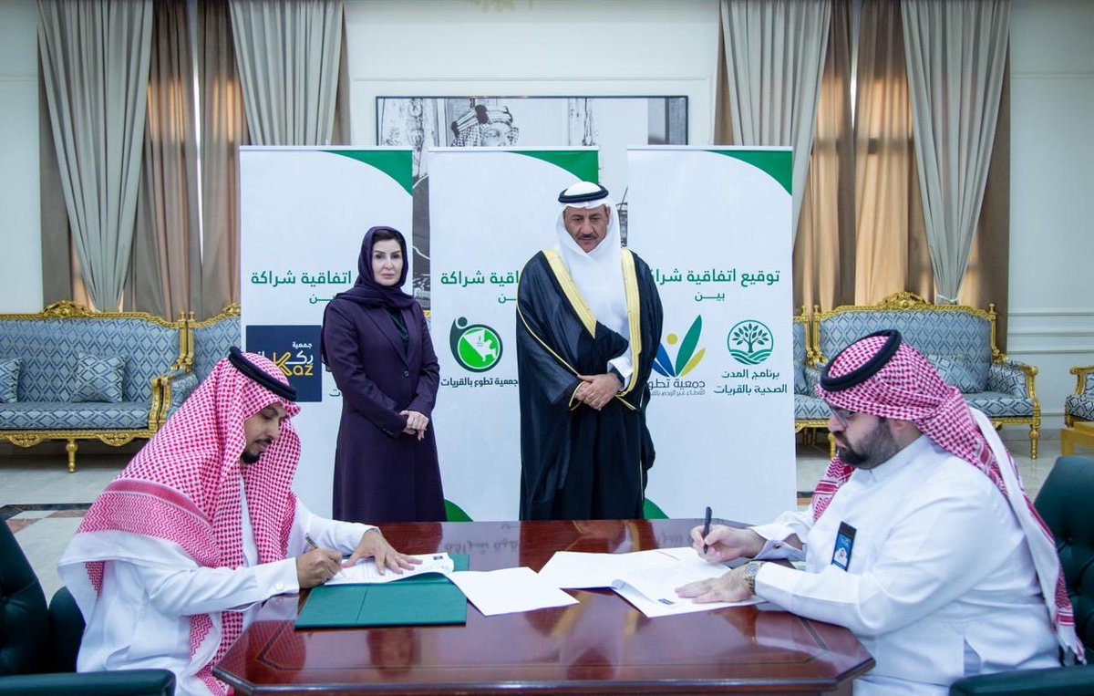 Hcp_Qurayat's tweet photo. بحضور سعادة محافظ القريات، شهد برنامج المدن الصحية بمحافظة القريات توقيع عدد من مبادرات الشراكة المجتمعية مع كل من جمعية تطوير القطاع غير الربحي، وجمعية تطوع، وجمعية ركاز الرياضية، وذلك في إطار تعزيز التكامل بين القطاعات الحكومية وغير الربحية والمجتمعية لدعم مستهدفات البرنامج وتحسين جودة الحياة بالمحافظة.

وتأتي هذه الشراكات انطلاقًا من أهمية بناء شراكات استراتيجية تسهم في تحقيق التنمية الصحية والمجتمعية المستدامة، حيث تهدف الشراكة مع جمعية تطوير القطاع غير الربحي إلى دعم بناء القدرات المؤسسية وتعزيز الاستدامة المجتمعية، فيما تركز الشراكة مع جمعية تطوع على تمكين العمل التطوعي وتعزيز مشاركة المتطوعين في المبادرات الصحية والمجتمعية، بينما تستهدف الشراكة مع جمعية ركاز الرياضية نشر ثقافة النشاط البدني وتعزيز أنماط الحياة الصحية بين أفراد المجتمع.

وتجسد هذه المبادرات توجه برنامج المدن الصحية نحو توسيع نطاق الشراكات الفاعلة مع مختلف القطاعات، بما يسهم في تحقيق بيئة صحية داعمة، ورفع مستوى المشاركة المجتمعية، وتعزيز مستهدفات جودة الحياة بما يتوافق مع رؤية المملكة 2030.

#المدن_الصحية
#برنامج_المدن_الصحية 
#القريات