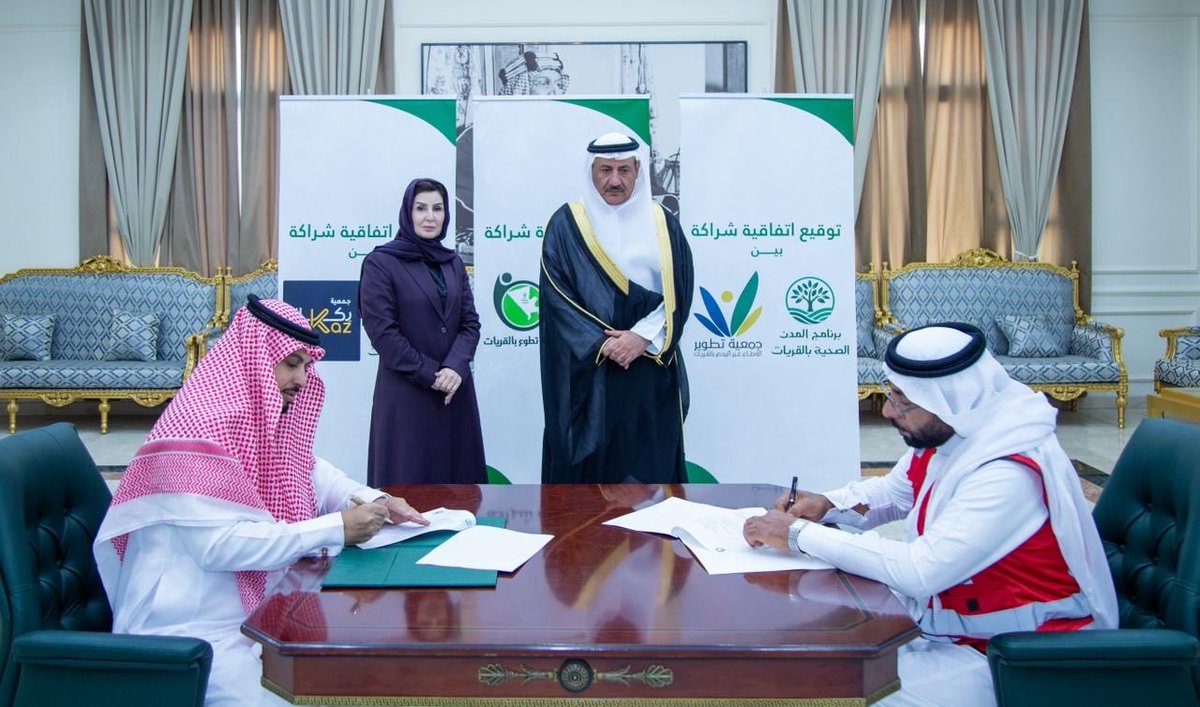 Hcp_Qurayat's tweet photo. بحضور سعادة محافظ القريات، شهد برنامج المدن الصحية بمحافظة القريات توقيع عدد من مبادرات الشراكة المجتمعية مع كل من جمعية تطوير القطاع غير الربحي، وجمعية تطوع، وجمعية ركاز الرياضية، وذلك في إطار تعزيز التكامل بين القطاعات الحكومية وغير الربحية والمجتمعية لدعم مستهدفات البرنامج وتحسين جودة الحياة بالمحافظة.

وتأتي هذه الشراكات انطلاقًا من أهمية بناء شراكات استراتيجية تسهم في تحقيق التنمية الصحية والمجتمعية المستدامة، حيث تهدف الشراكة مع جمعية تطوير القطاع غير الربحي إلى دعم بناء القدرات المؤسسية وتعزيز الاستدامة المجتمعية، فيما تركز الشراكة مع جمعية تطوع على تمكين العمل التطوعي وتعزيز مشاركة المتطوعين في المبادرات الصحية والمجتمعية، بينما تستهدف الشراكة مع جمعية ركاز الرياضية نشر ثقافة النشاط البدني وتعزيز أنماط الحياة الصحية بين أفراد المجتمع.

وتجسد هذه المبادرات توجه برنامج المدن الصحية نحو توسيع نطاق الشراكات الفاعلة مع مختلف القطاعات، بما يسهم في تحقيق بيئة صحية داعمة، ورفع مستوى المشاركة المجتمعية، وتعزيز مستهدفات جودة الحياة بما يتوافق مع رؤية المملكة 2030.

#المدن_الصحية
#برنامج_المدن_الصحية 
#القريات