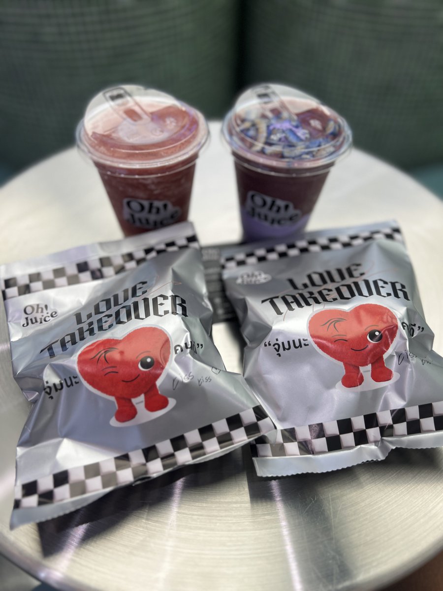 paprikyu's tweet photo. So glad we still got the chance to purchase the Love Takeover Set and luckily pulled the ‘Secret’ keyring which is Proud 🥺🍑

#OhjuiceXPondMeetandSip
#OhJuicexPondNaravit
#LoveTakeover
#PondKissKiss
#ppnaravit https://t.co/sMj5Q72v46