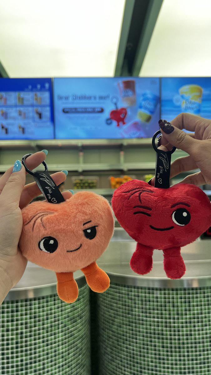 paprikyu's tweet photo. So glad we still got the chance to purchase the Love Takeover Set and luckily pulled the ‘Secret’ keyring which is Proud 🥺🍑

#OhjuiceXPondMeetandSip
#OhJuicexPondNaravit
#LoveTakeover
#PondKissKiss
#ppnaravit https://t.co/sMj5Q72v46