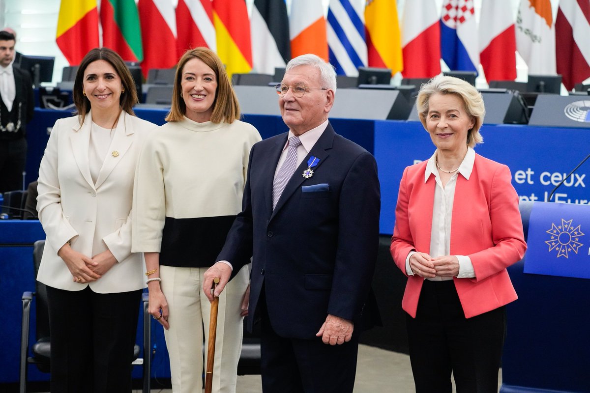 VladaRH's tweet photo. Upućujemo iskrene čestitke prof. emeritusu Marcu Gjidari povodom primitka odličja novouspostavljenog Europskog reda za posebne zasluge, koje su mu danas u Europskom parlamentu u Strasbourgu uručile predsjednica @EU_Commission @vonderleyen i predsjednica @Europarl_EN @RobertaMetsola, a koje je dodijeljeno na prijedlog #VladaRH i Hrvatskoga sabora.

Prof. Gjidara, ugledni francuski pravnik hrvatskog podrijetla, predsjednik Predstavničkog vijeća Hrvata u Francuskoj, osnivač Centra Robert Schuman u Zagrebu te pokretač poslijediplomskih Europskih studija na @SveucilisteZG, desetljećima je predano promicao hrvatsko-francuske odnose i europsku ideju te aktivno zagovarao pravo 🇭🇷 na međunarodno priznanje u najtežim trenutcima naše novije povijesti.

Ovo je priznanje potvrda njegova iznimnog doprinosa hrvatsko-francuskom prijateljstvu, europskim vrijednostima i međunarodnom ugledu Republike Hrvatske.