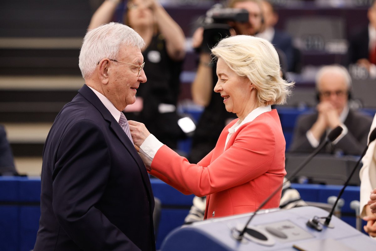 VladaRH's tweet photo. Upućujemo iskrene čestitke prof. emeritusu Marcu Gjidari povodom primitka odličja novouspostavljenog Europskog reda za posebne zasluge, koje su mu danas u Europskom parlamentu u Strasbourgu uručile predsjednica @EU_Commission @vonderleyen i predsjednica @Europarl_EN @RobertaMetsola, a koje je dodijeljeno na prijedlog #VladaRH i Hrvatskoga sabora.

Prof. Gjidara, ugledni francuski pravnik hrvatskog podrijetla, predsjednik Predstavničkog vijeća Hrvata u Francuskoj, osnivač Centra Robert Schuman u Zagrebu te pokretač poslijediplomskih Europskih studija na @SveucilisteZG, desetljećima je predano promicao hrvatsko-francuske odnose i europsku ideju te aktivno zagovarao pravo 🇭🇷 na međunarodno priznanje u najtežim trenutcima naše novije povijesti.

Ovo je priznanje potvrda njegova iznimnog doprinosa hrvatsko-francuskom prijateljstvu, europskim vrijednostima i međunarodnom ugledu Republike Hrvatske.