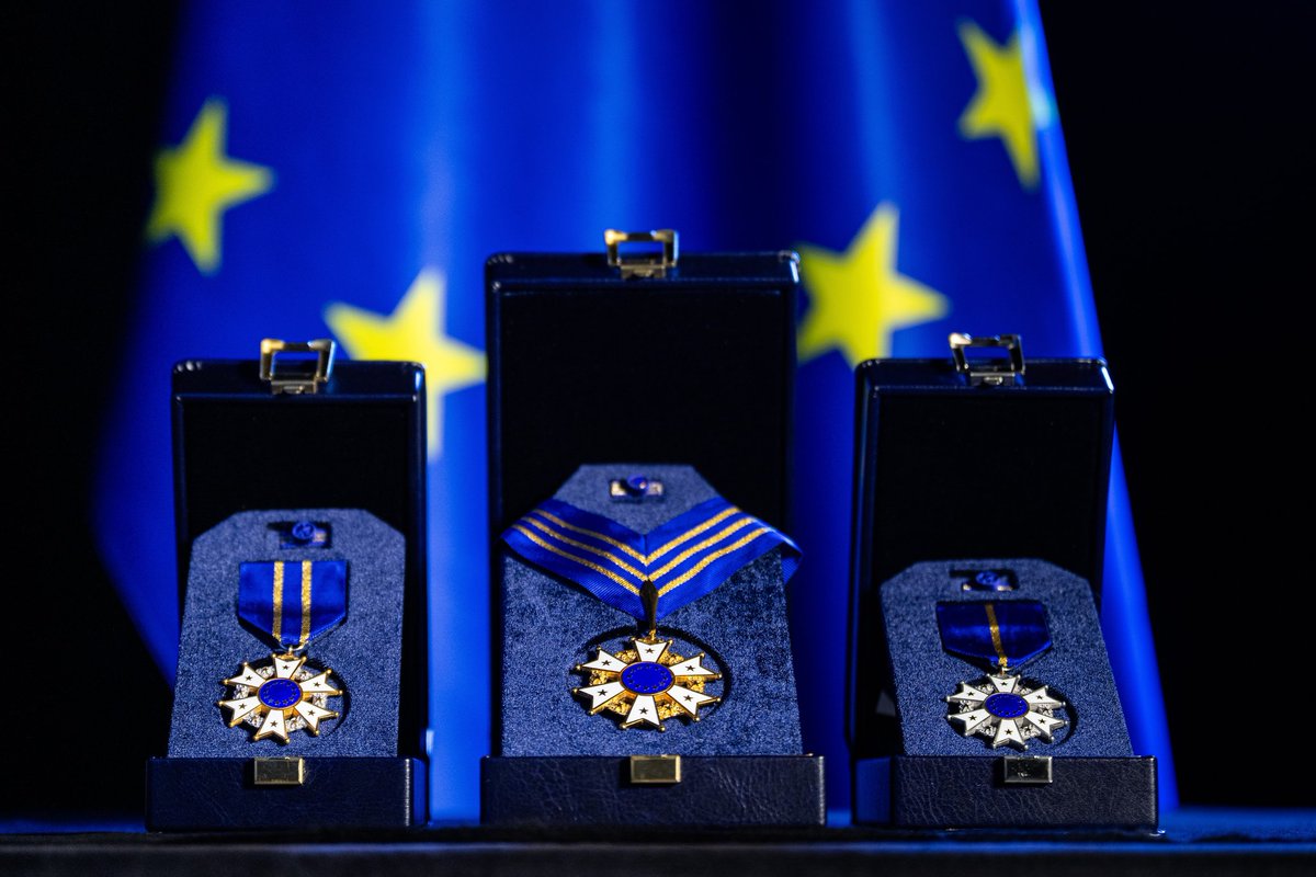 VladaRH's tweet photo. Upućujemo iskrene čestitke prof. emeritusu Marcu Gjidari povodom primitka odličja novouspostavljenog Europskog reda za posebne zasluge, koje su mu danas u Europskom parlamentu u Strasbourgu uručile predsjednica @EU_Commission @vonderleyen i predsjednica @Europarl_EN @RobertaMetsola, a koje je dodijeljeno na prijedlog #VladaRH i Hrvatskoga sabora.

Prof. Gjidara, ugledni francuski pravnik hrvatskog podrijetla, predsjednik Predstavničkog vijeća Hrvata u Francuskoj, osnivač Centra Robert Schuman u Zagrebu te pokretač poslijediplomskih Europskih studija na @SveucilisteZG, desetljećima je predano promicao hrvatsko-francuske odnose i europsku ideju te aktivno zagovarao pravo 🇭🇷 na međunarodno priznanje u najtežim trenutcima naše novije povijesti.

Ovo je priznanje potvrda njegova iznimnog doprinosa hrvatsko-francuskom prijateljstvu, europskim vrijednostima i međunarodnom ugledu Republike Hrvatske.