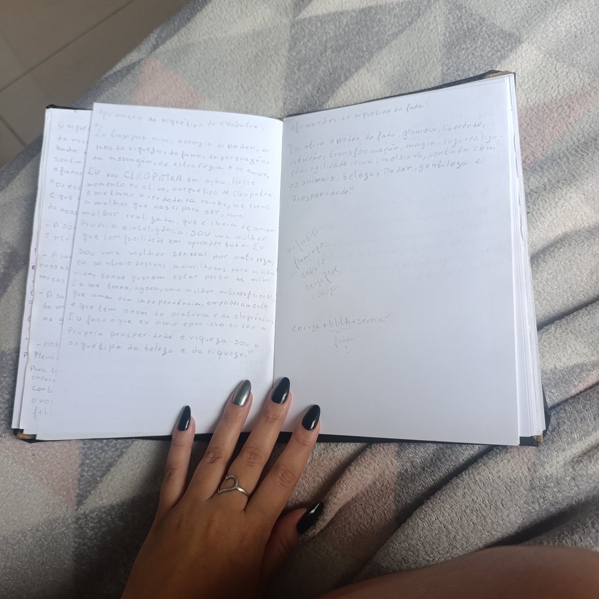 witch_risas's tweet photo. achei um caderno que eu mesma fiz (dá para perceber pelas páginas super tortas...) da época que eu estudava arquétipos... mds eu era feliz e não sabia 

obs: ignorem se tiver coisas erradas, eu era nova e parei de estudar pouco tempo depois disso, mas por um tempo funcionou bem! https://t.co/HzdjmHwHVF