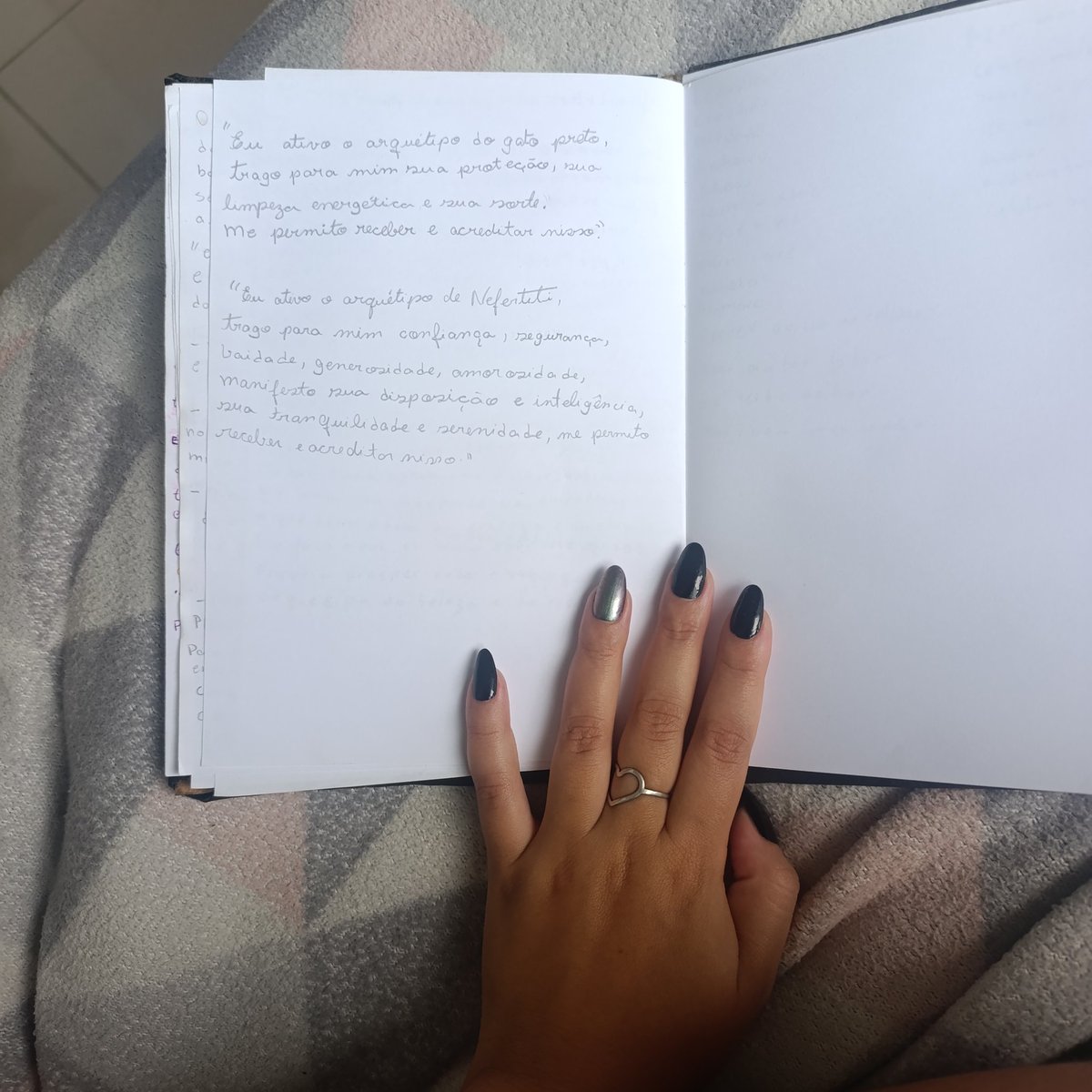 witch_risas's tweet photo. achei um caderno que eu mesma fiz (dá para perceber pelas páginas super tortas...) da época que eu estudava arquétipos... mds eu era feliz e não sabia 

obs: ignorem se tiver coisas erradas, eu era nova e parei de estudar pouco tempo depois disso, mas por um tempo funcionou bem! https://t.co/HzdjmHwHVF