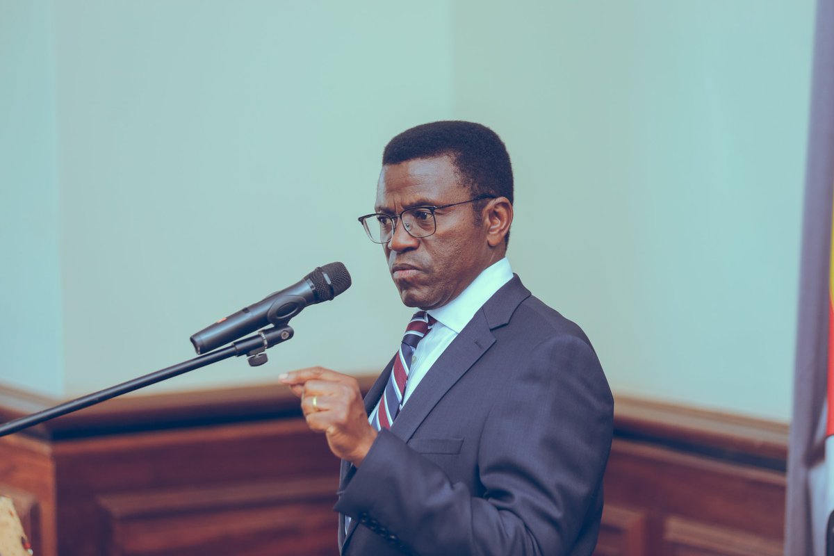 MKMuusa's tweet photo. Katikkiro akubirizza abayimbi okukola omulimu gwabwe n'obukugu bagufunemu, era yebazizza @KaroleKasita olw'okusanyusa abantu n'okubawummuzaamu. Bw'atyo akunze abantu okugenda bamuwagire. https://t.co/tQPXkY8BAE
