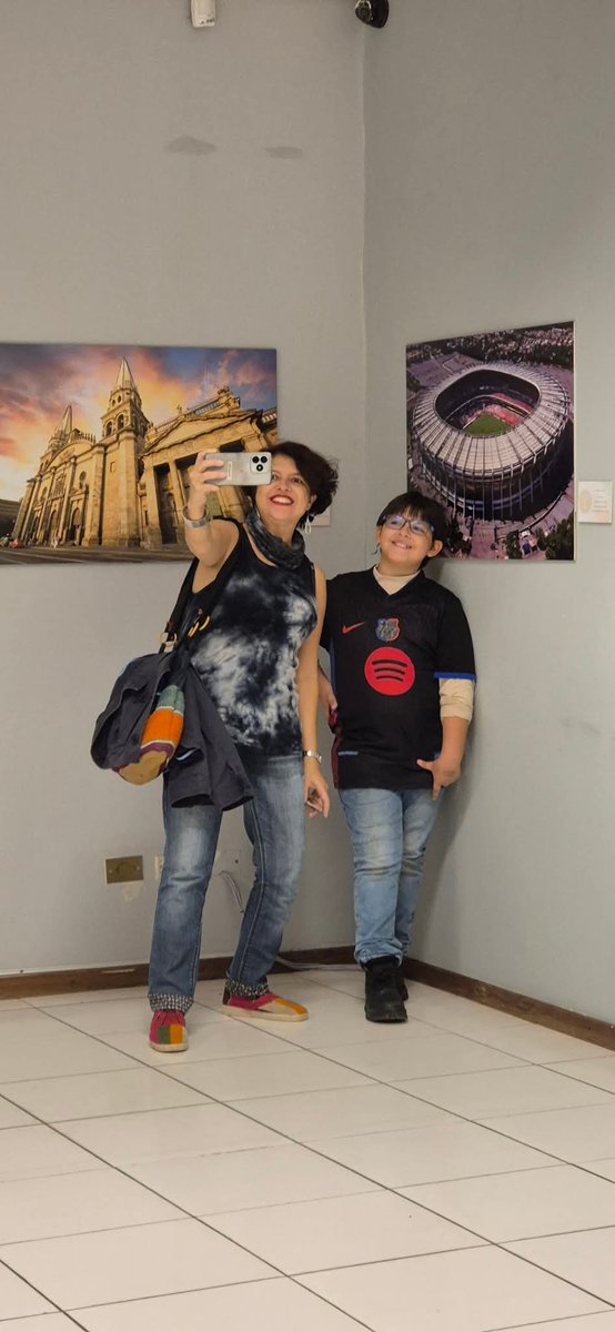EmbaMexBol's tweet photo. Por el Día Internacional de los Museos, la @EmbaMexBol junto al Centro de la Cultura Plurinacional de Santa Cruz dependiente del @CulturaFCBCB inauguraron la muestra fotográfica "La Pelota Vuelve a Casa". 
¡Fútbol, cultura e identidad! 🇲🇽🇧🇴⚽

#MéxicoEnBolivia #CDMX #GDLJ #MTY https://t.co/zVybNEvEQ2