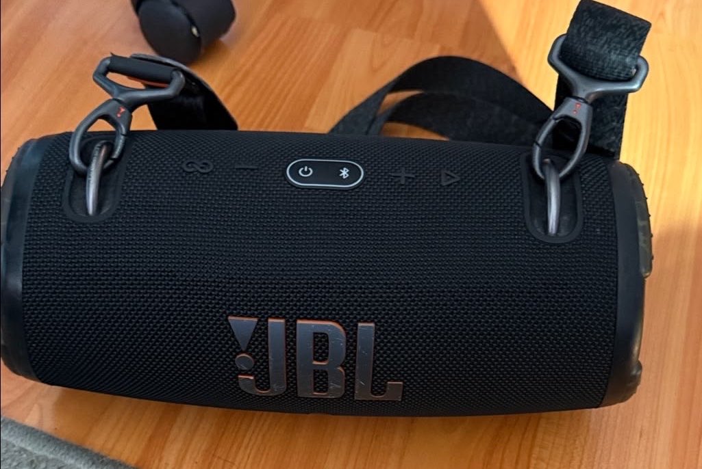 F3LO_G's tweet photo. How old were you when you found out the meaning of JBL is James Bullough Lansing? Its actually the name of the Founder, “James Bullough Lansing.” https://t.co/lFGIBjudSZ