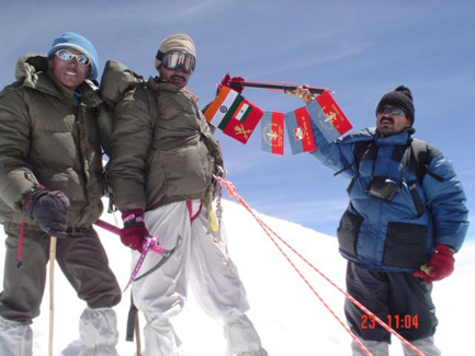 PamposhWarrior's tweet photo. 2003: Rare and remarkable — commanded parallel assaults on Sri Kailash like moving two pincers. Army AD + 6/5 GR(FF). Both the Regts bet on his skills like family betting on blood. Both teams stabbed the frozen, furious summit that stood like a white fortress. 9/14 https://t.co/UjcDP5zfbC