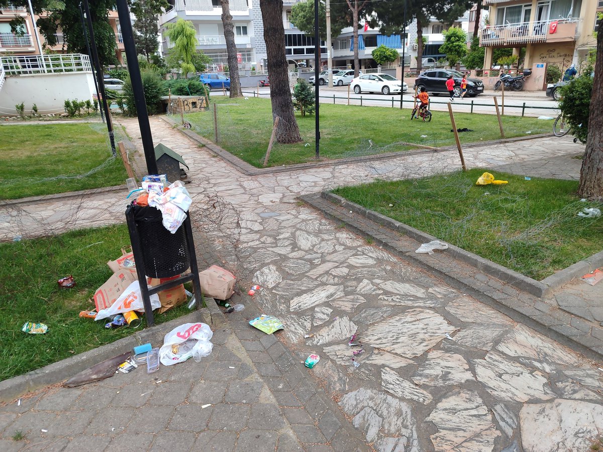 HayatiFevzi's tweet photo. #Salihli #PiriReis çocuk parkına kışın çekilen tellerin şu an ki halini görüyorsunuz. Tellerin bu şekilde olmasından ötürü her gün bir çocuk takılıp düşüyor. 2 gündür toplanmayan çöpler yüzünden de her taraf rezil durumda! İlgilenmenizi rica ediyorum. @manisabsb @ManisaValiligi https://t.co/V9fwqvmudN