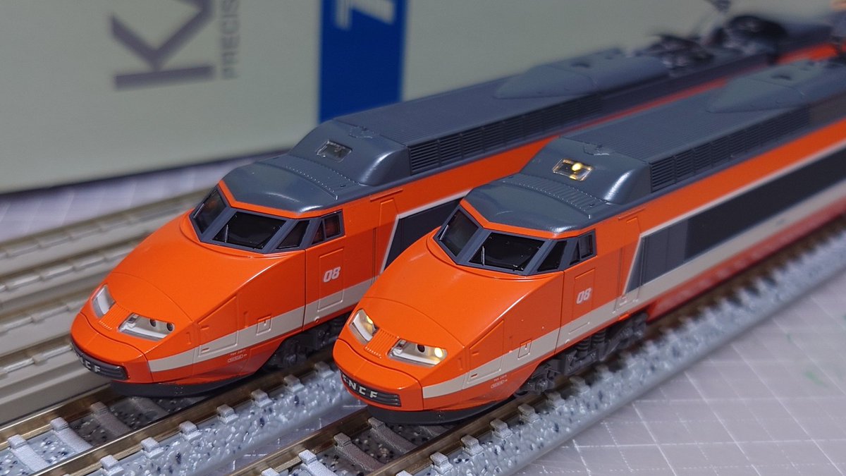 kerolin93's tweet photo. KATO 10-2134 TGV Sud-Est 10両セット
ついにリニューアルされましたね！
TGVと言えば、子供の頃からの憧れの列車ですよね！
さて、“ヨーロッパ調”の九州の特急（個人の感想です）と並べてみました
手前から
787系〈つばめ〉、883系〈ソニック〉、885系〈白いかもめ〉、787系〈36ぷらす3〉
…イィ…… https://t.co/uhRetshX53