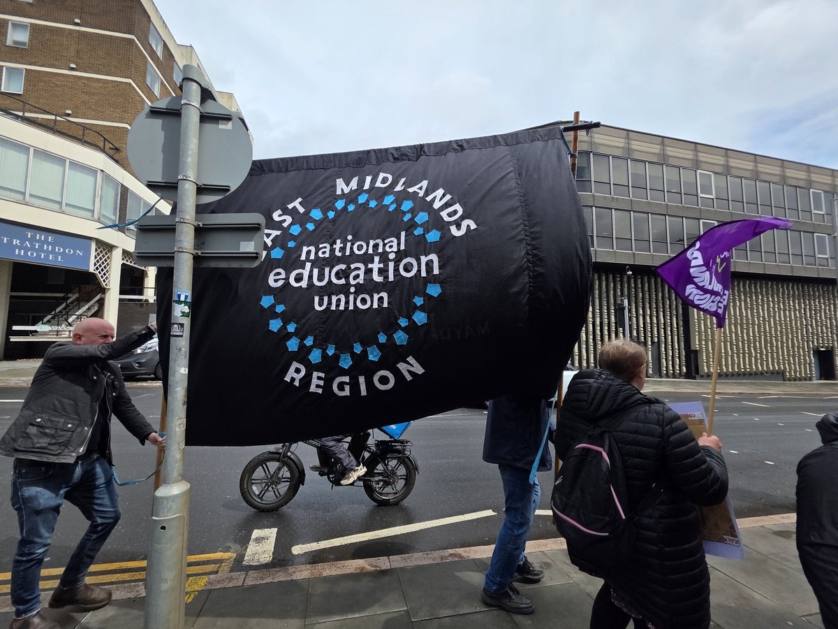AnneMarieToal2's tweet photo. ✊️DATUC standing in solidarity with the National Education Union and UNISON in Nottingham today.
Protect education. Protect jobs. Save our schools.
Solidarity forever
#DATUC #NEU #UNISON #SaveOurSchools #Solidarity https://t.co/AabwCl2y1f