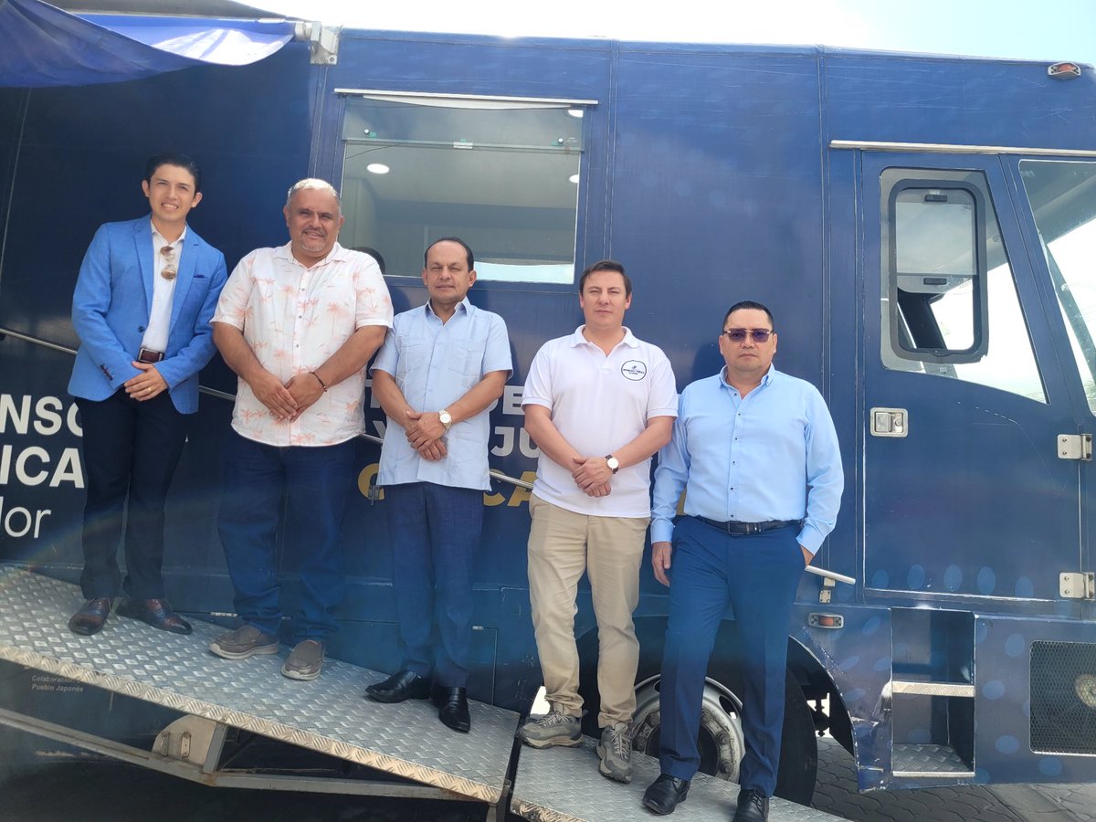 DefPublicaEC's tweet photo. Willians Mendoza, alcalde de Atacames, destaca el trabajo de la Defensoría Pública y el esfuerzo institucional para llevar asesoría y patrocinio legal gratuitos a las personas del cantón y reitera su apoyo para fortalecer el trabajo en territorio. #RutaDeLosDerechos2026 https://t.co/fMraFKFCDI