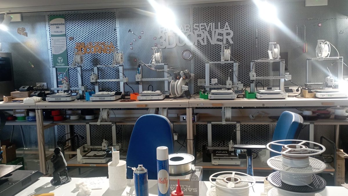 IESAzahar's tweet photo. ¡Cómo disfrutaron nuestros alumnos y alumnas de 1º de Bachillerato junto a su profesorado TIC en el @fablabsevilla de la Escuela de Arquitectura  de la @unisevilla !  Gracias por la experiencia compartida con nuestros compañeros y compañeras del @IESHispalis https://t.co/hQ7KeFiUVA