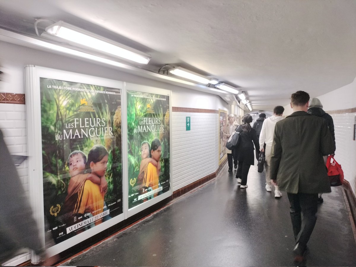 CLechervy's tweet photo. Dans le métro parisien, un film sur l'exil poignant de 2 enfants #Rohingya vers la #Malaisie + #Thaïlande est appelé à l'attention des voyageurs. Allez voir Les Fleurs du manguier au cinéma, un film émouvant et instructif de @akio_fujimoto #WhatsHappeningInMyanmar #AvecToiMyanmar https://t.co/usOAyA17fZ