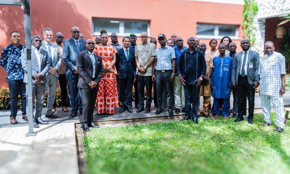 UNODC_WCAfrica's tweet photo. #ONUDC organise à Conakry un atelier de rédaction de l’avant-projet de loi contre le trafic illicite des migrants en Guinée, dans le cadre du projet #PACTS financé par l'UE.
Cette initiative vise à renforcer l'État de droit &amp; la coopération nationale face au crime transnational. https://t.co/WankrExIT2