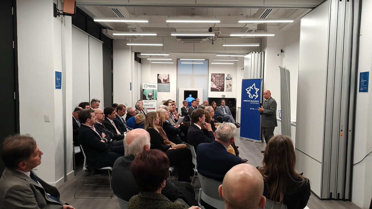 museoshoa's tweet photo. La Asociación de Fiscales y Funcionarios del Ministerio Público Fiscal de la Nación (AFFUN) realizó en el Museo del Holocausto de Buenos Aires un homenaje al embajador israelí Eyal Sela, próximo a finalizar su misión diplomática en nuestro país. https://t.co/nVjIxf7C91