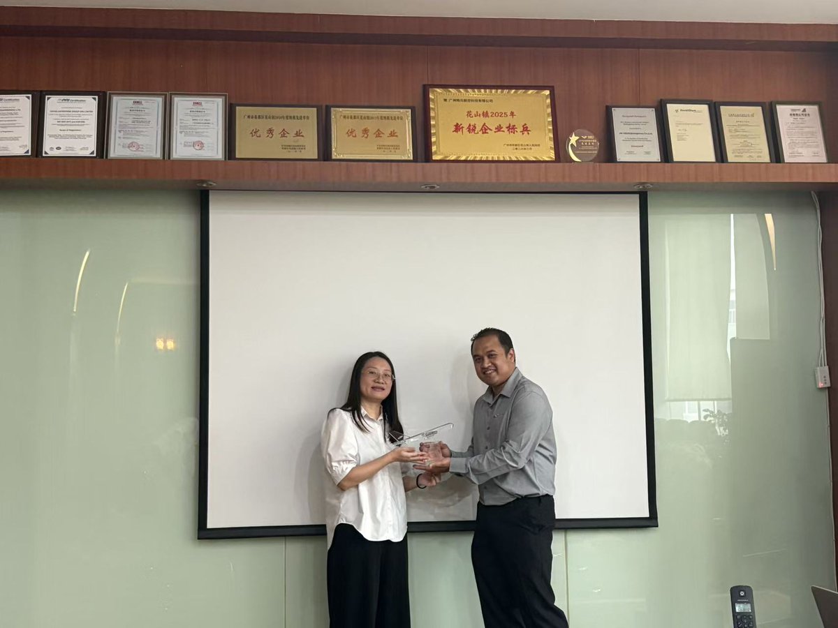 FreeFlightSys's tweet photo. Today, Shafeeq Mohd recognized United Enterprise Group for their commitment to aviation customers across Asia. Their consistent support helps deliver FreeFlight Systems surveillance and navigation retrofit solutions where it matters most. https://t.co/Zi1qyMIQJB