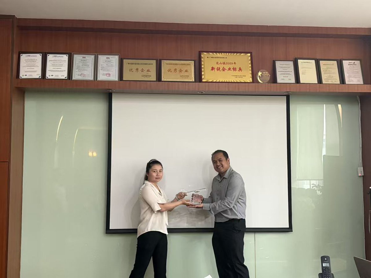 FreeFlightSys's tweet photo. Today, Shafeeq Mohd recognized United Enterprise Group for their commitment to aviation customers across Asia. Their consistent support helps deliver FreeFlight Systems surveillance and navigation retrofit solutions where it matters most. https://t.co/Zi1qyMIQJB