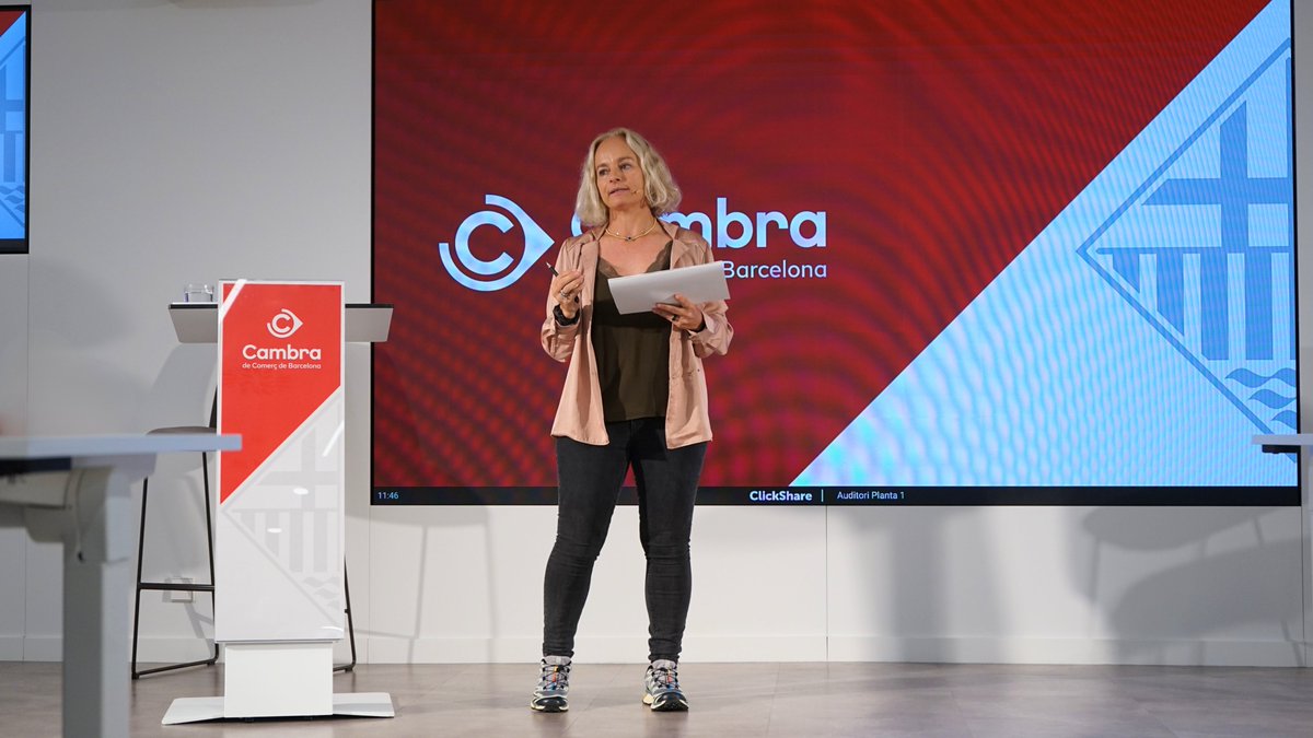 CambraBCN's tweet photo. La #IA transformarà el 26% dels llocs de treball a Catalunya, afectant en major mesura les dones.

🤖 Un nou estudi de l'@odeecambra alerta que l’impacte de la IA no és neutre al gènere i les desigualtats poden incrementar-se amb la seva adopció.

Més informació: https://t.co/j9684Adoaj

#EstudisCambra