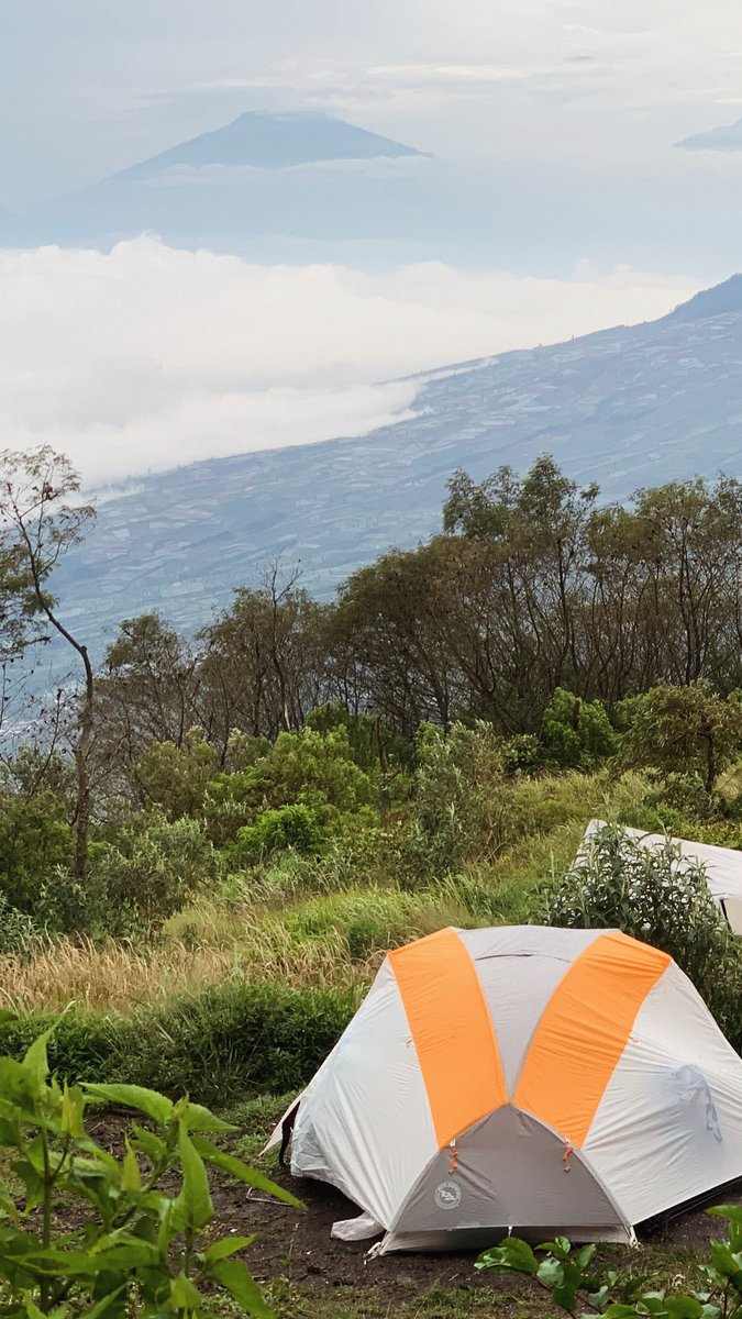 Arya_Bobo's tweet photo. Karena pada titik tertentu, hanya duduk2 di depan tenda sambil memandang alam sekitar, dengan pikiran tenang, dan badan yang sehat...ternyata jauh lebih mewah dari apa pun. https://t.co/w2KOZkvzfV