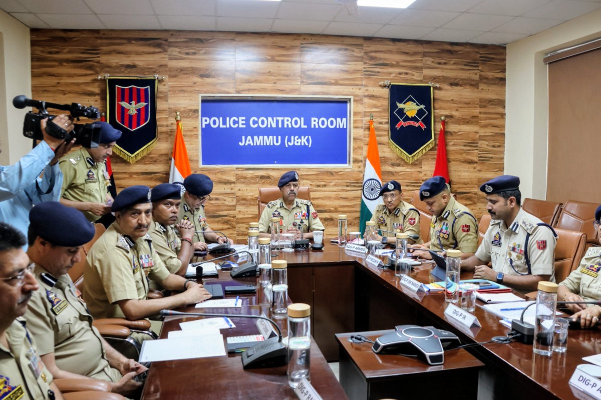 ZPHQJammu's tweet photo. T-134
Sh Nalin Prabhat, DGP, conducted Security Review , in Hybrid Mode , with all formations of J&amp;K Police.
@JmuKmrPolice https://t.co/P7Z5UR2IwZ