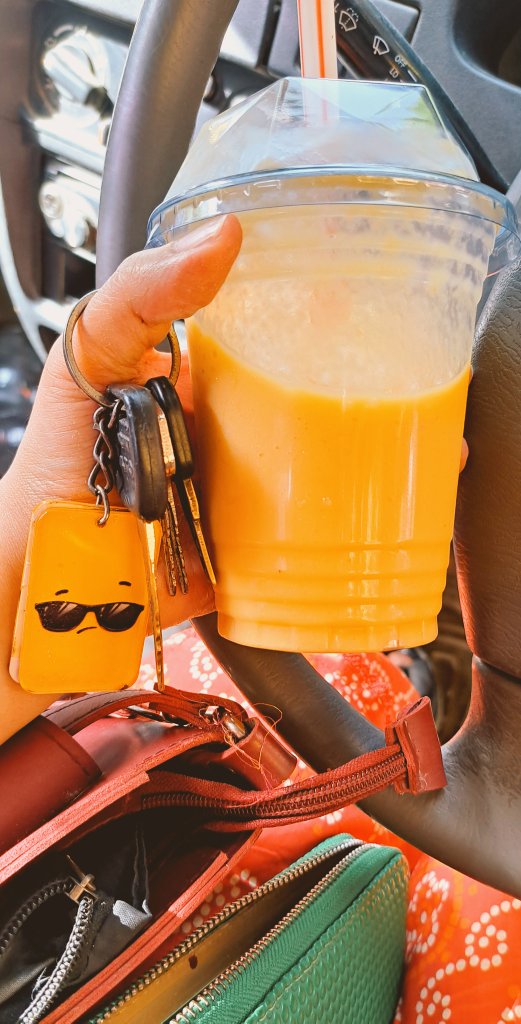 Offfrin's tweet photo. Had my first glass of mango milkshake in this perpetually humid weather. So glad its finally mangoes and cherries season here 🥭🍒 https://t.co/nWlX87JmDm