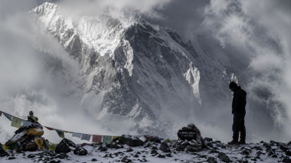 PamposhWarrior's tweet photo. Chaukhamba 2005: Terrible triumph. 18 roared to the top like lions tasting first blood. Then avalanche devoured 6, roped as one, hurled 3000m like dolls from a giant’s hand. Victorious void scars him still, deep as a crevasse. Searching, ceaseless searching for five years. 10/14 https://t.co/L39WYd34lQ