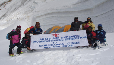 PamposhWarrior's tweet photo. Chaukhamba 2005: Terrible triumph. 18 roared to the top like lions tasting first blood. Then avalanche devoured 6, roped as one, hurled 3000m like dolls from a giant’s hand. Victorious void scars him still, deep as a crevasse. Searching, ceaseless searching for five years. 10/14 https://t.co/L39WYd34lQ