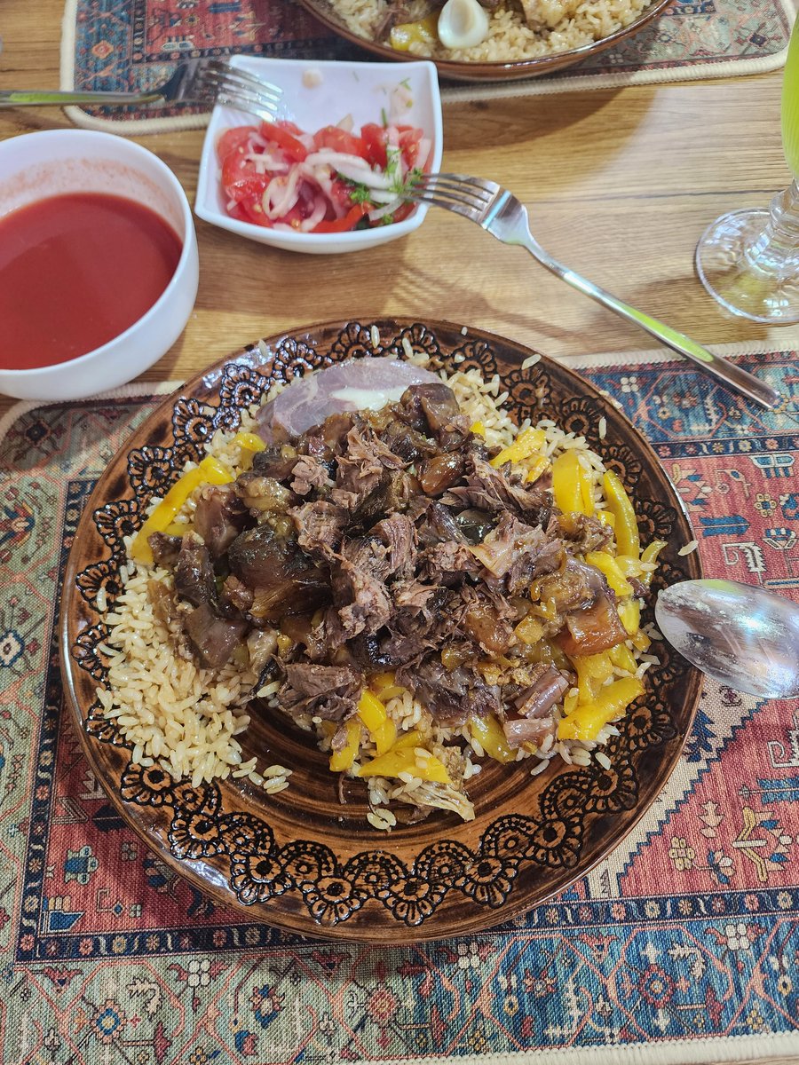 doc_shohjahon's tweet photo. @ruzikulova_g Qorin toʻydi deyarli, lekin osh tugamadi. Osh zoʻr. Faqat shuni sal kamaytirish kerakmikin. Isrof boʻlmasin deymanda https://t.co/HkS2OSVIx1