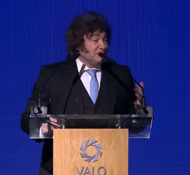 BastaPosta's tweet photo. Milei: ¿Qué pasa si un marciano llega a Argentina? https://t.co/EZhq7PI19g