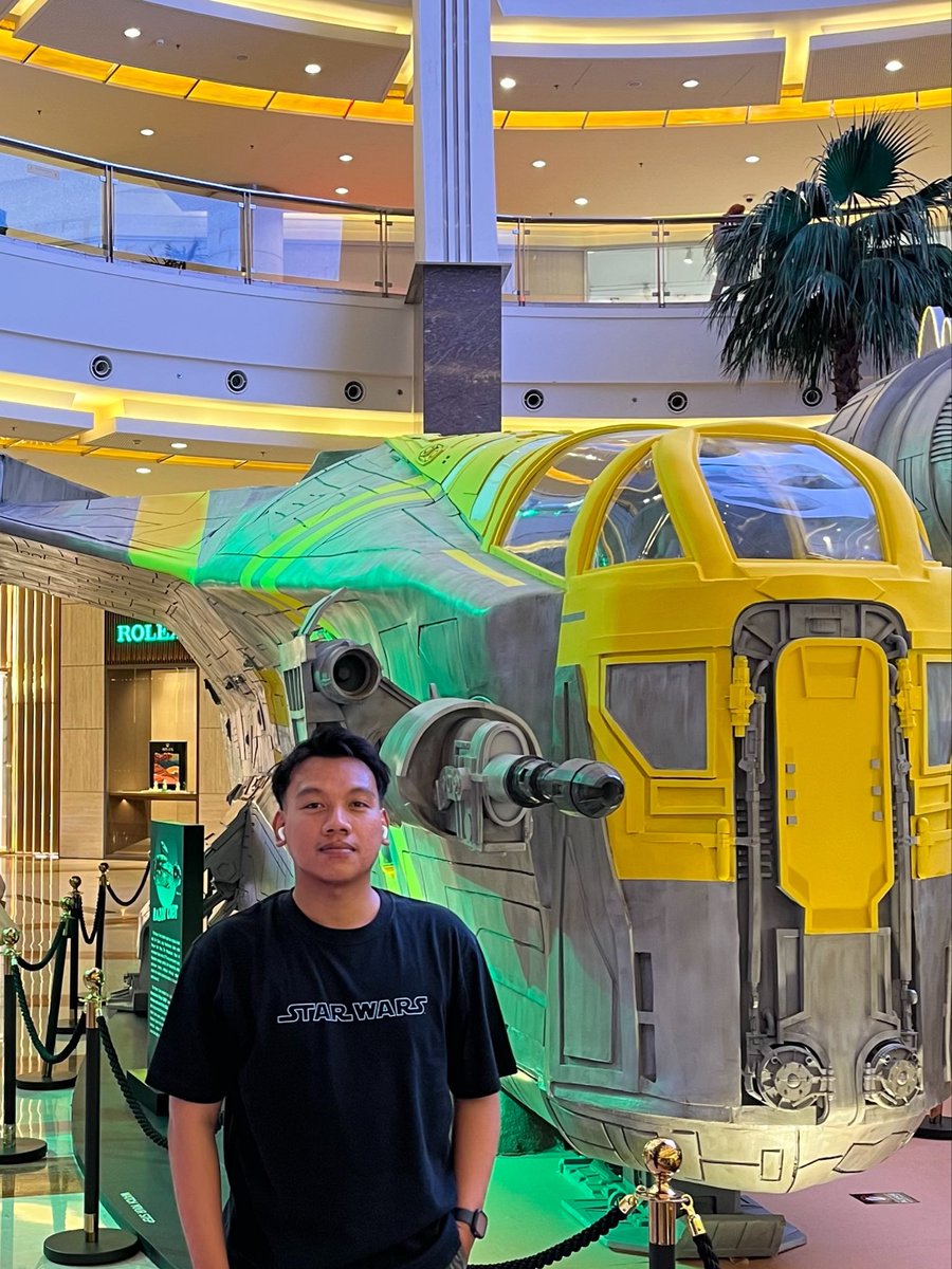 comeonwa's tweet photo. semoga bisa nyampe ke orang yg fotoin gue tadi di mall pacific place (anak ama ibunya pake baju biru). cuman mau bilang makasih 🙏😊 makasih udah nawarin tanpa dimintai tolong buat fotoin gue didepan razor crest. ini tuh fotonya malem sabtu, 15 mei 2026 https://t.co/omyyp1LJRZ