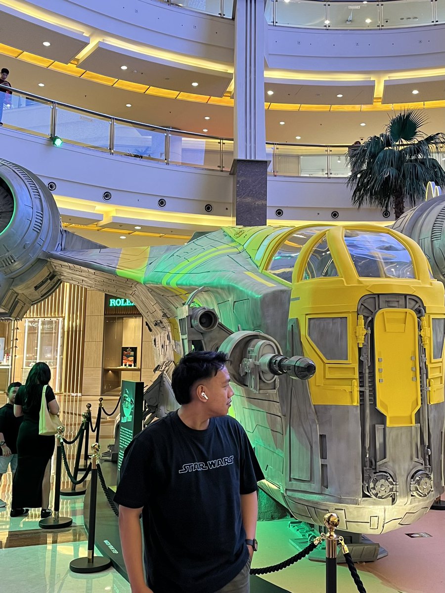 comeonwa's tweet photo. semoga bisa nyampe ke orang yg fotoin gue tadi di mall pacific place (anak ama ibunya pake baju biru). cuman mau bilang makasih 🙏😊 makasih udah nawarin tanpa dimintai tolong buat fotoin gue didepan razor crest. ini tuh fotonya malem sabtu, 15 mei 2026 https://t.co/omyyp1LJRZ