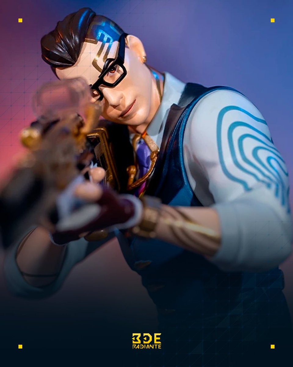 BDERADIANTE's tweet photo. La página de Merch de #VALORANT China presentó una nueva figura escala 1/8 de Chamber 🥖

Por ahora no se sabe si llegará en el futuro a Riot Merch, pero ya podemos darle un buen vistazo. https://t.co/kk3R1ra6Ip