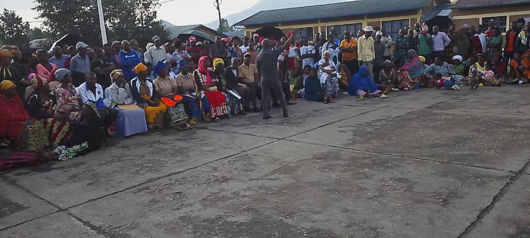 RubavuCNF's tweet photo. Mutimawurugo mu Karere ka Rubavu bafatanije n'izindi nzego n'abaturage kwitabira inteko z'abaturage aho hatanzwe ibiganiro bitandukanye harimo no  gusobanukirwa indwara ya Ebola uburyo bwo kuyirinda no kubahiriza ingamba zashyizweho mu kuyikumira https://t.co/loDlxea6Sq