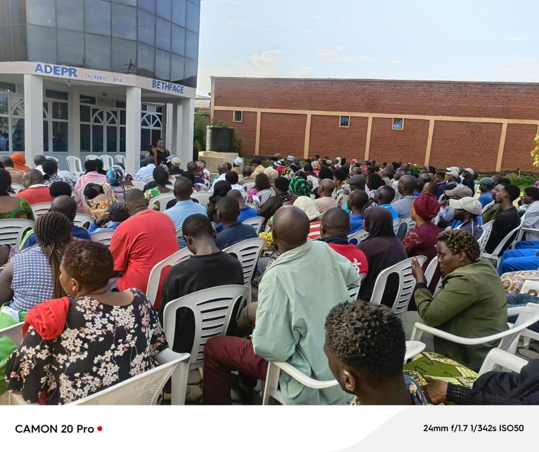 RubavuCNF's tweet photo. Mutimawurugo mu Karere ka Rubavu bafatanije n'izindi nzego n'abaturage kwitabira inteko z'abaturage aho hatanzwe ibiganiro bitandukanye harimo no  gusobanukirwa indwara ya Ebola uburyo bwo kuyirinda no kubahiriza ingamba zashyizweho mu kuyikumira https://t.co/loDlxea6Sq