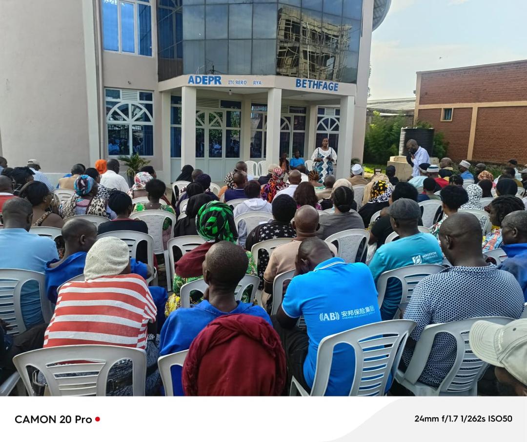 RubavuCNF's tweet photo. Mutimawurugo mu Karere ka Rubavu bafatanije n'izindi nzego n'abaturage kwitabira inteko z'abaturage aho hatanzwe ibiganiro bitandukanye harimo no  gusobanukirwa indwara ya Ebola uburyo bwo kuyirinda no kubahiriza ingamba zashyizweho mu kuyikumira https://t.co/loDlxea6Sq