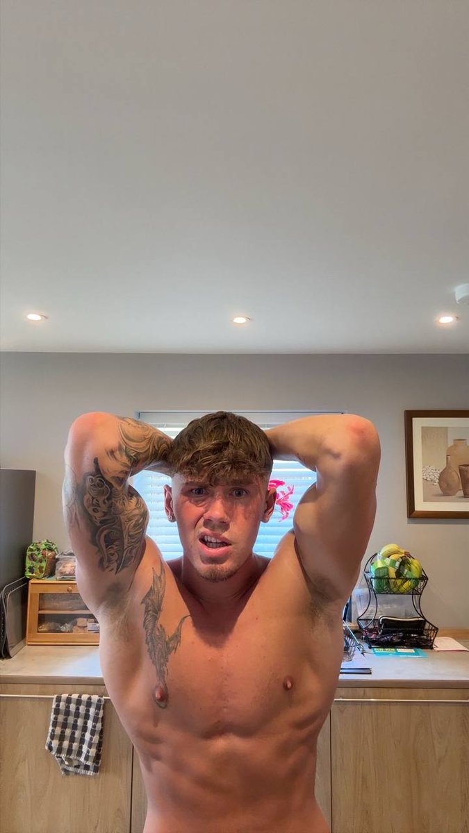 dylanxmaster's tweet photo. Do you like my biceps? 💪 https://t.co/UYfJu45Zp4